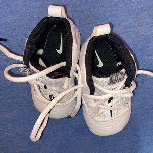 Foam posits baby shoes